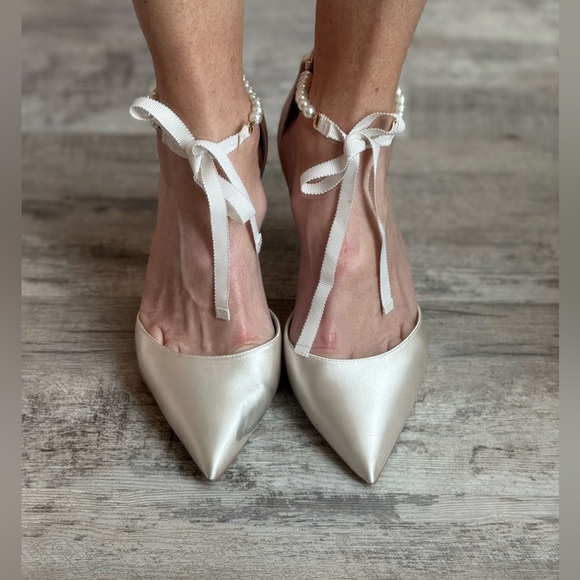 STUART WEITZMANN Cream Heels with Pearl Ankle Strap, Elegant Design - Picture 14 of 15